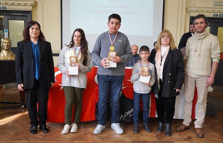 İngiltere’de Türk okulları bilgi yarışmasının galibi Swindon Türk okulu