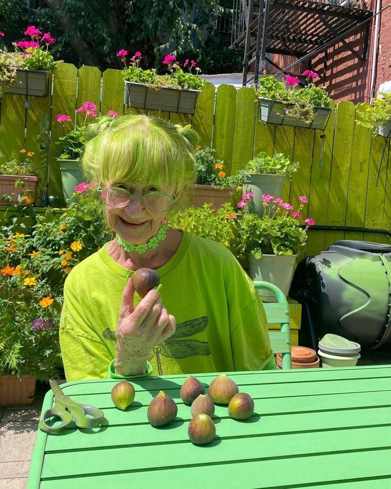 83 yaşında internet fenomeni oldu: Saçından tırnağına kadar her şeyi yeşil