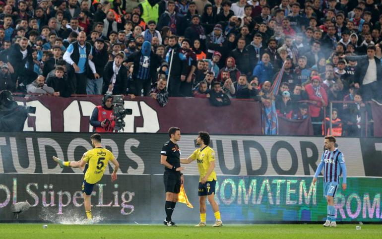 Trabzonspor - Fenerbahçe maçı bitiminde istenmeyen olaylar yaşandı Bordo mavili taraftarlar sahaya girdi...