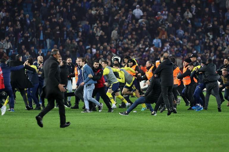 Fenerbahçede İsmail Kartal, Trabzonda yaşananları Hürriyete anlattı: Asıl olaylar soyunma odası koridorlarında oldu | G.Saraya 5-1 yenildiğinizde gülüyordunuz