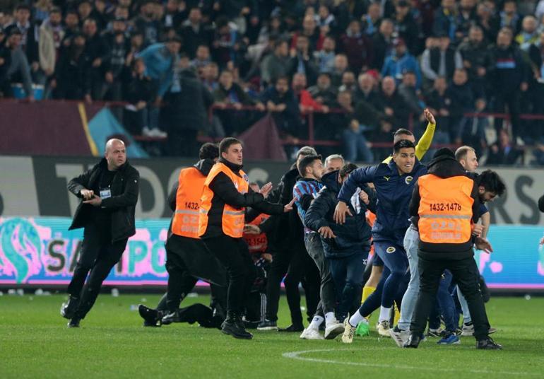 Fenerbahçede İsmail Kartal, Trabzonda yaşananları Hürriyete anlattı: Asıl olaylar soyunma odası koridorlarında oldu | G.Saraya 5-1 yenildiğinizde gülüyordunuz