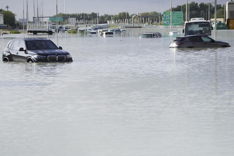 Dubai sular altında Tarihi bir hava olayı yaşanıyor