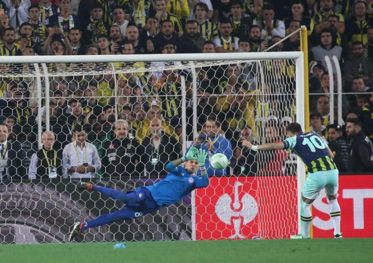 Fenerbahçe - Olympiakos maçında Livakovicin çabası yetmedi İsmail Kartalın değişiklikleri çok konuşuldu