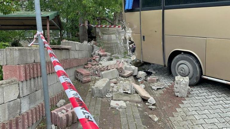 Okul gezisi için Üsküdara gelen midibüs kaza yaptı: 10 öğrenci yaralandı