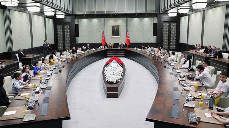 23 Nisan çocukları Külliyede... Cumhurbaşkanı Erdoğan, çocuklarla bir araya geldi: Sizler bizim yarınlarımızın umudusunuz