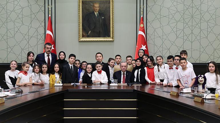 23 Nisan çocukları Külliyede... Cumhurbaşkanı Erdoğan, çocuklarla bir araya geldi: Sizler bizim yarınlarımızın umudusunuz