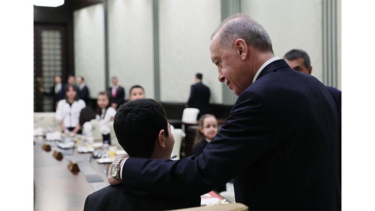 23 Nisan çocukları Külliyede... Cumhurbaşkanı Erdoğan, çocuklarla bir araya geldi: Sizler bizim yarınlarımızın umudusunuz