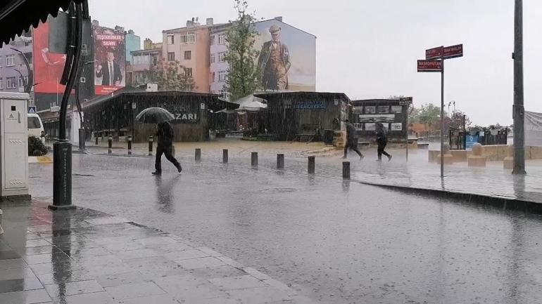 Meteoroloji sarı kodla alarm vermişti... Sağanak ve doluyla yollar göle döndü