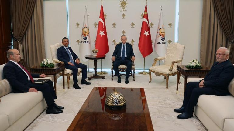 8 yıl sonra bir ilk... Cumhurbaşkanı Erdoğan ile CHP lideri Özgür Özel görüştü