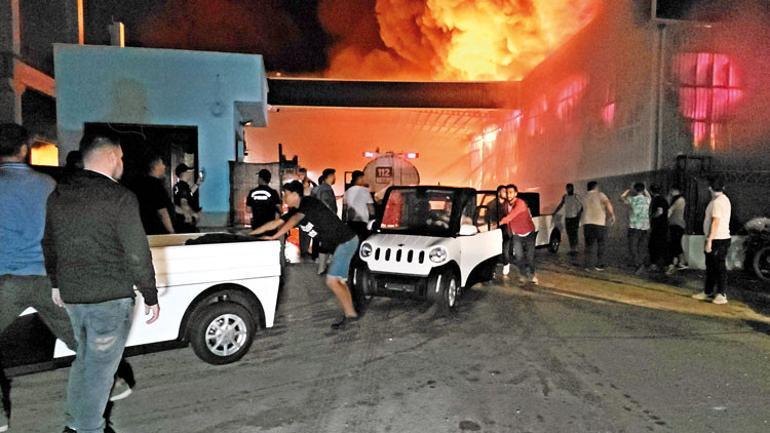 Adana’da motosiklet fabrikası yandı