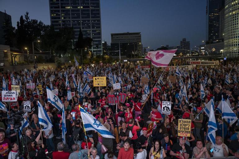 On binlerce İsrailli sokaklarda... Öfkenin adresi Netanyahu: Başbakan değil Suçbakanı