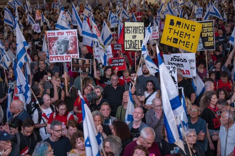 On binlerce İsrailli sokaklarda... Öfkenin adresi Netanyahu: Başbakan değil Suçbakanı