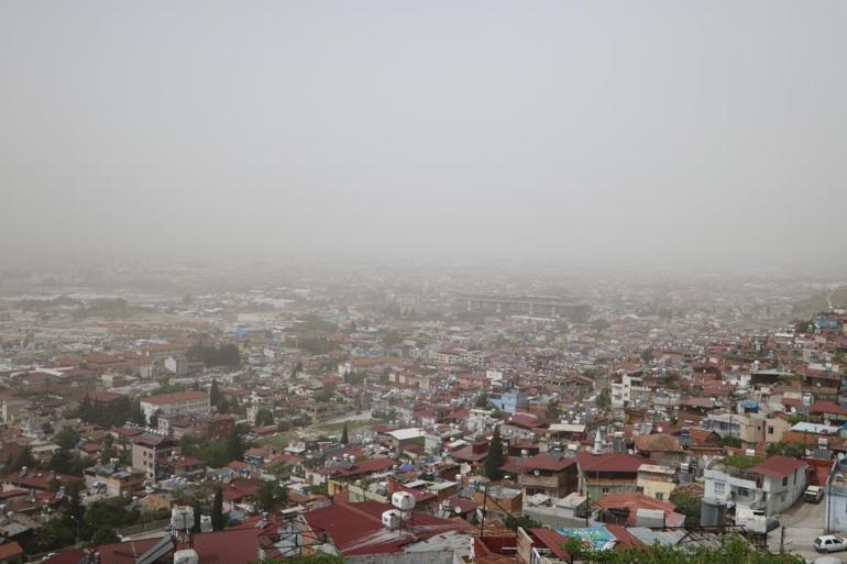 Toz kâbusu Görüş mesafesi düştü, araçlar çamura bulandı Meteorolojiden yeni uyarı