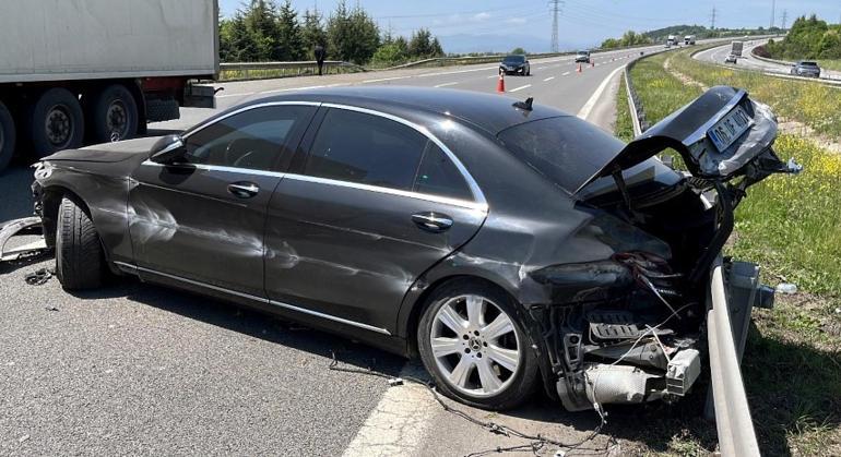 Bakan Tekinin makam aracı kaza yaptı: 2 otomobilde hasar oluştu
