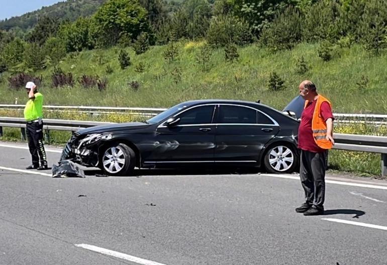 Bakan Tekinin makam aracı kaza yaptı: 2 otomobilde hasar oluştu