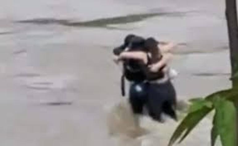 Son kucaklaşma… Hepsi de gencecikti… Sel sularına kapılan üç arkadaş ölüme birlikte gitti
