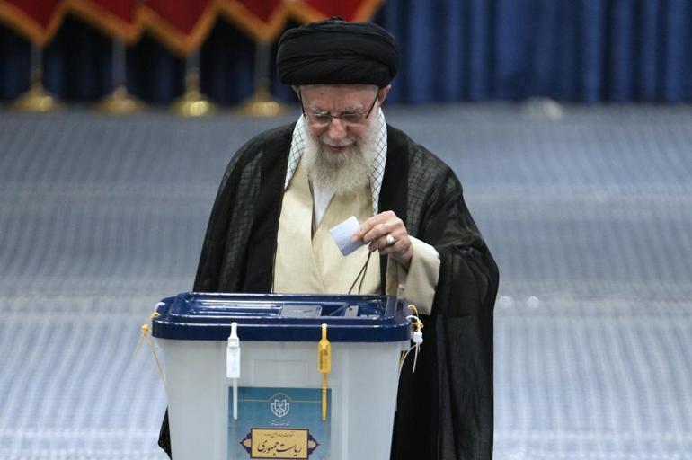 Son dakika... İki aday saatler kala çekilmişti...İranda seçim heyecanı başladı