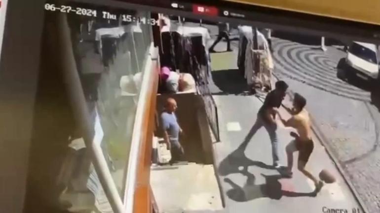 İstanbuldaki yol kavgası kamerada: Sürücü bıçak çekti, işçiler sopalarla dövdü
