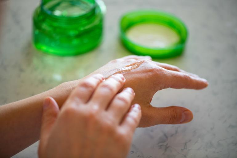 Topraktan çıkarıp elimize yüzümüze sürüyoruz Aloe vera gerçekten cilt için faydalı mı yoksa abartılıyor mu