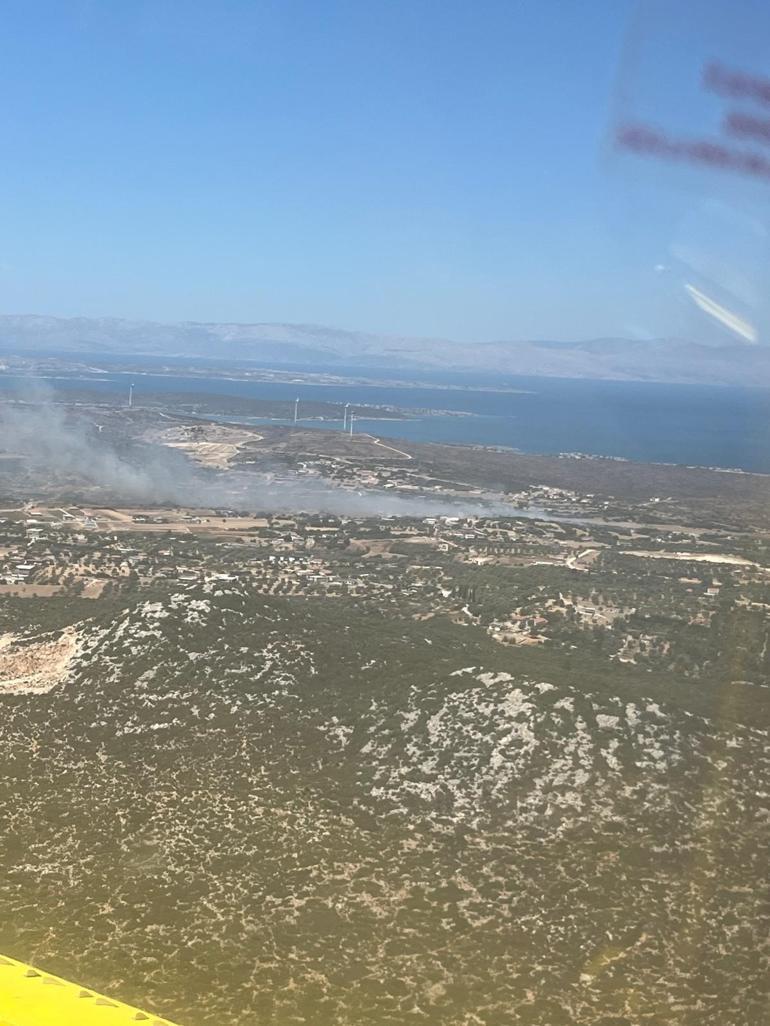 İzmirin Urla ve Çeşme ilçesinde orman yangını