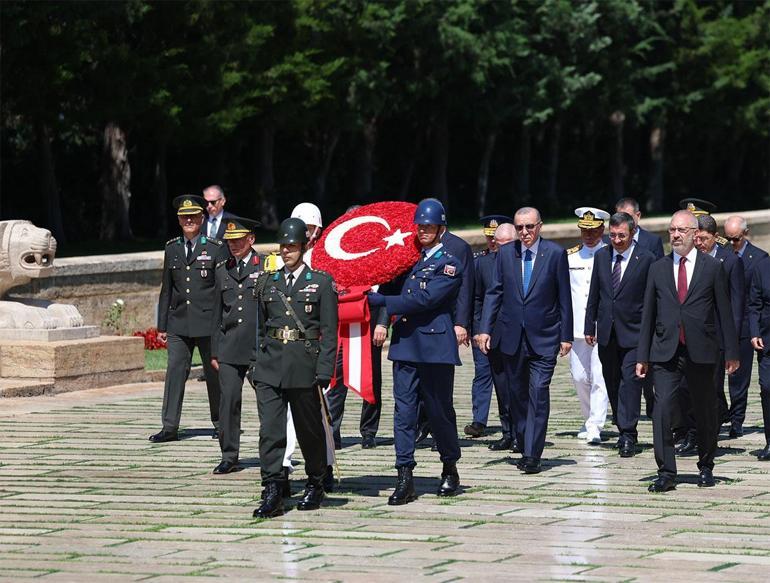 Cumhurbaşkanı Erdoğan ve YAŞ üyeleri Anıtkabirde: Yayılmacı emeller karşısında önlemimizi alıyoruz