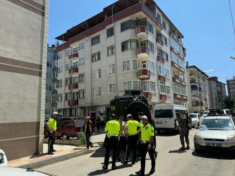 Kastamonuda annesini rehin alan şahıs bir polisi şehit etti