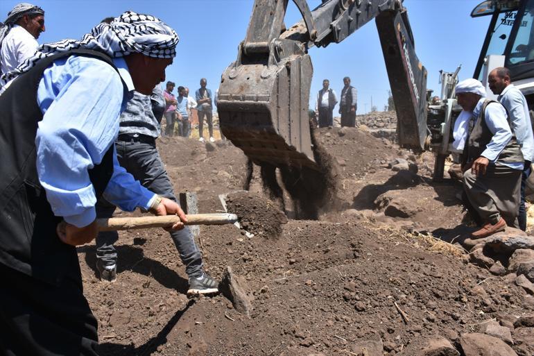 �anl�urfa'daki korkun� kazada hayat�n� kaybeden 5 �ocuk yan yana topra�a verildi! Yak�nlar� sinir krizi ge�irdi