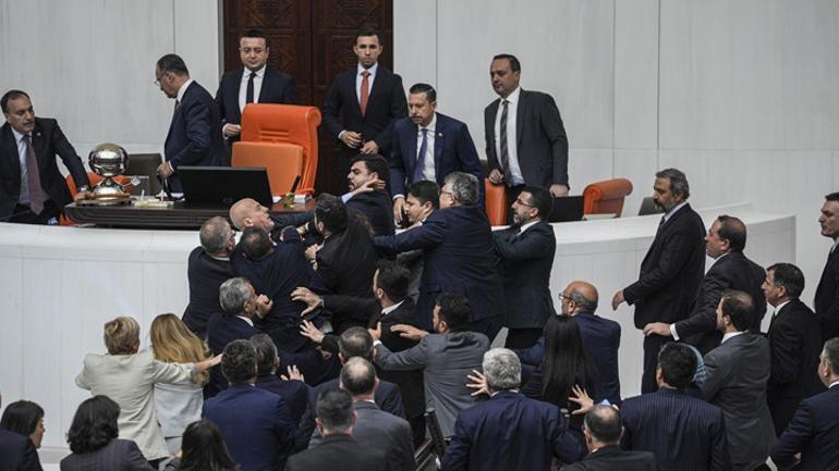 TBMM'den Ahmet Şık ve Alpay Özalan'a kınama cezası - 3. Resim