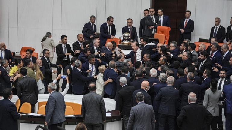 TBMM'den Ahmet Şık ve Alpay Özalan'a kınama cezası - 2. Resim