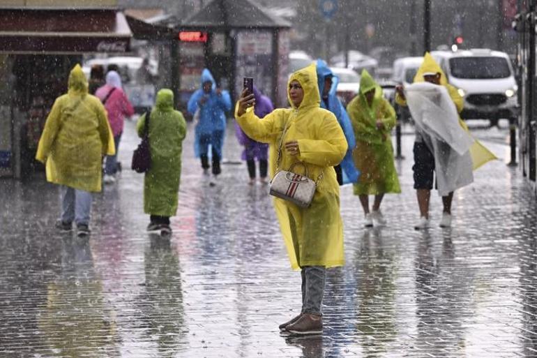 Meteorolojiden İstanbula gök gürültülü sağanak uyarısı Gündüz geceye döndü, araçlar mahsur kaldı, uçaklar inemedi