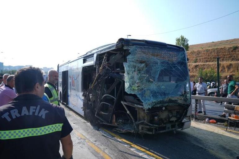 Küçükçekmecede metrobüs kazası: 1 can kaybı, 50 yaralı