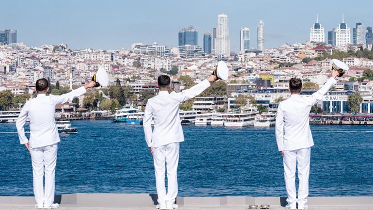 Boğaz’da 15 savaş gemisiyle Preveze gururu... TCG Anadolu da geçit töreninde