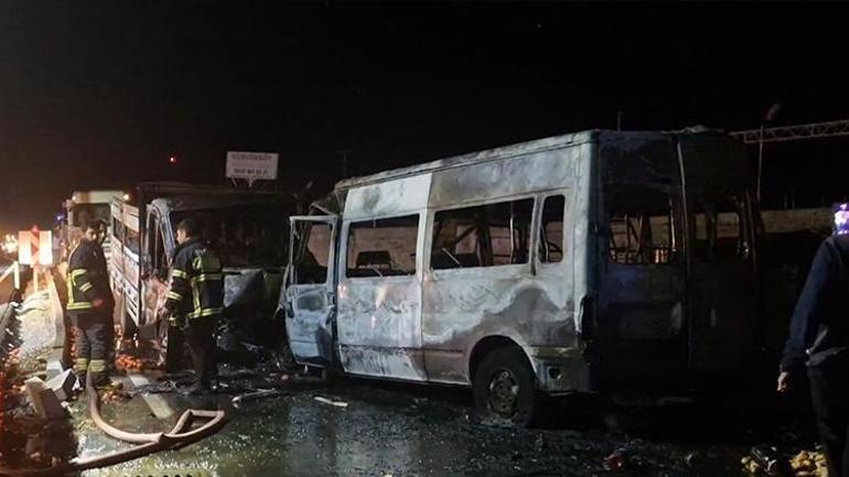 Diyarbakırda kafa kafaya çarpışan kamyonet ile minibüs alev aldı: 11 yaralı