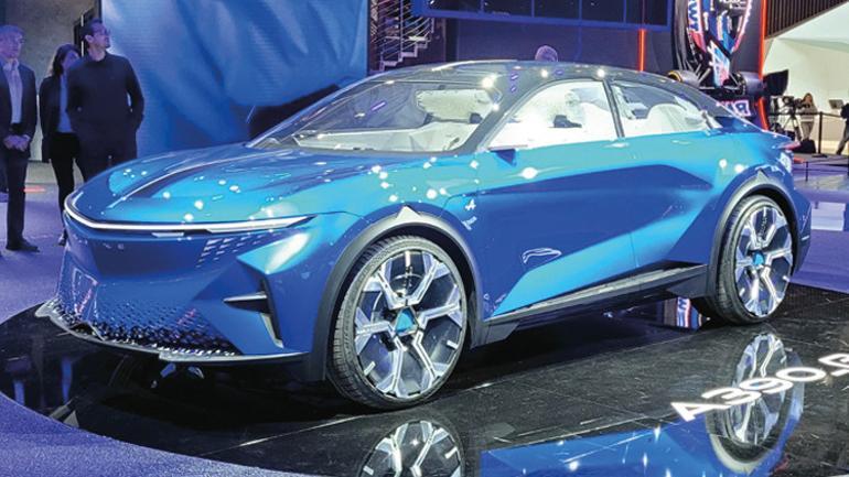 Avrupalılar yıllar sonra gelişmiş elektrikli araçlarla Paris Otomobil Fuarı’na adeta çıkarma yaptı: Paris’te şov geri döndü