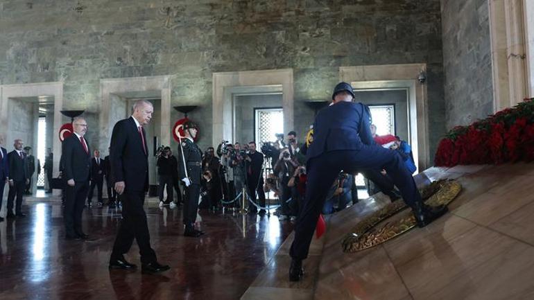 Cumhuriyetimiz 101 yaşında... Cumhurbaşkanı Erdoğan ve devlet erkanı Anıtkabir’i ziyaret etti