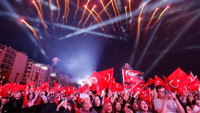 İzmir Kültür Yolu Festivalinde 29 Ekim Cumhuriyet Bayramı coşkuyla kutlandı