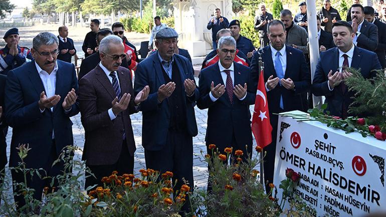 Bakan Uraloğlu 15 Temmuz kahramanı şehit Ömer Halisdemir’in kabrini ziyaret etti