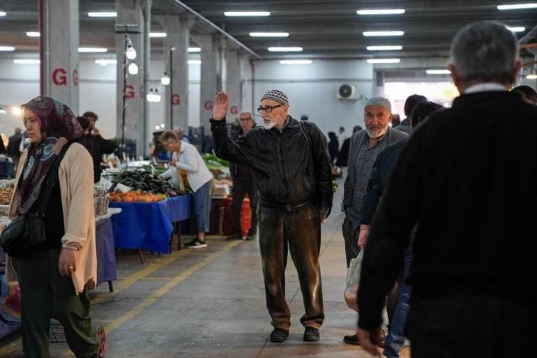 Spor salonunda onu görenler şaşkına dönüyor: Yaşlı adam gençlere taş çıkarıyor