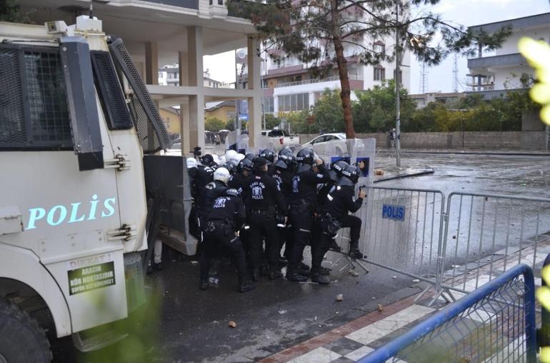 Halfeti Belediyesi önündeki taşlı saldırıda 2 polis yaralandı