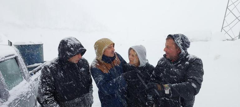 Kuvvetli kar yağışıyla yol kapandı, turistler mahsur kaldı