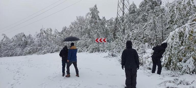 Kuvvetli kar yağışıyla yol kapandı, turistler mahsur kaldı