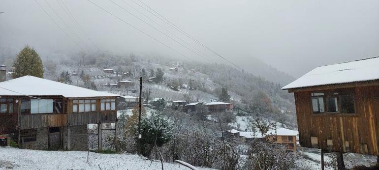 Kuvvetli kar yağışıyla yol kapandı, turistler mahsur kaldı