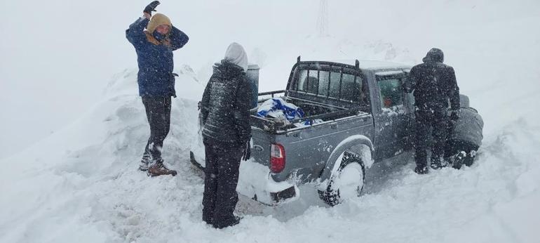 Kuvvetli kar yağışıyla yol kapandı, turistler mahsur kaldı