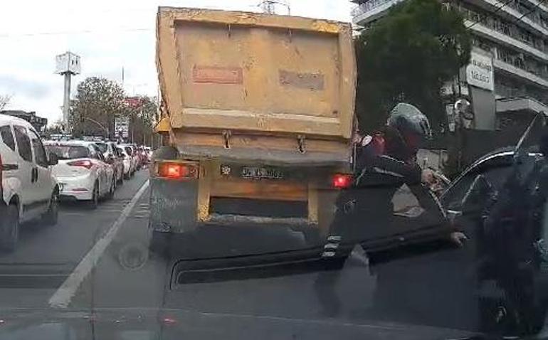 Polisten kaçmaya çalışan sürücü, kırmızı ışıkta araçların arasında kalınca böyle yakalandı