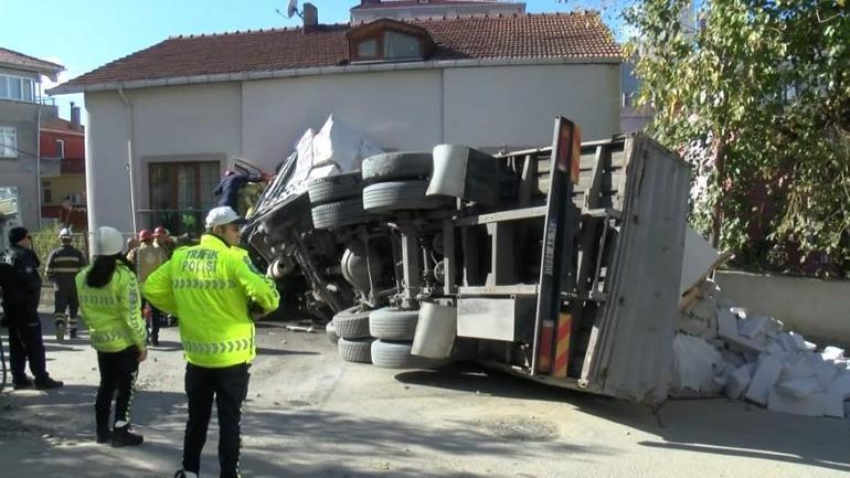 İstanbulda kontrolden çıkan kamyon binaya girdi