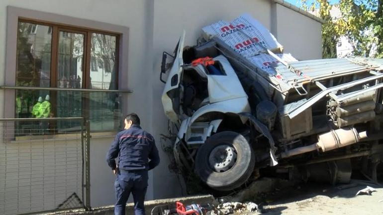 İstanbulda kontrolden çıkan kamyon binaya girdi