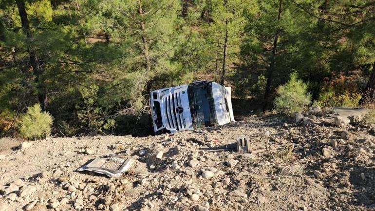 TIR ile 3 aracın karıştığı zincirleme kazada 2 kişi hayatını kaybetti, 6 kişi yaralandı