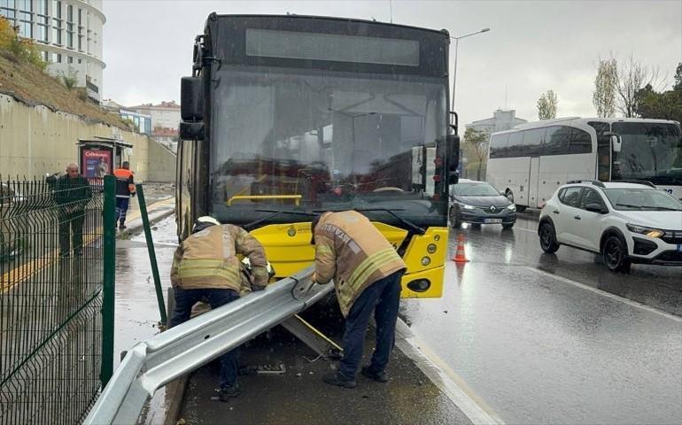 İETT otobüsü bariyerlere saplandı