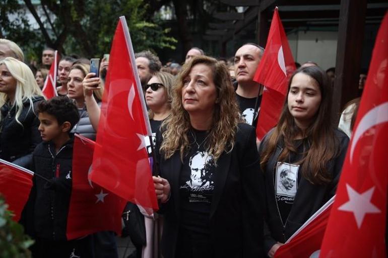 Atatürke sevgi seli: Türkiye dışında en kalabalık anmanın olduğu yer... Ziyaretçi akınına uğradı