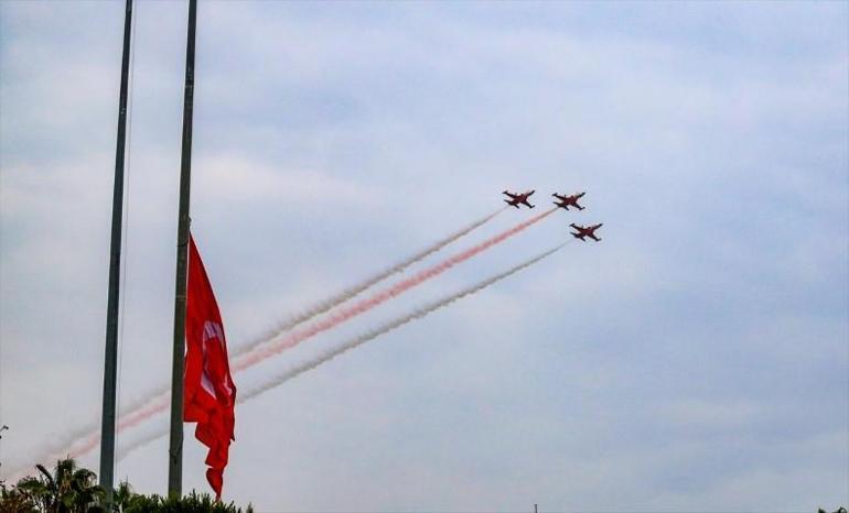 Gökyüzünde nefes kesen gösteri: Türk Yıldızlarından Ataya saygı uçuşu